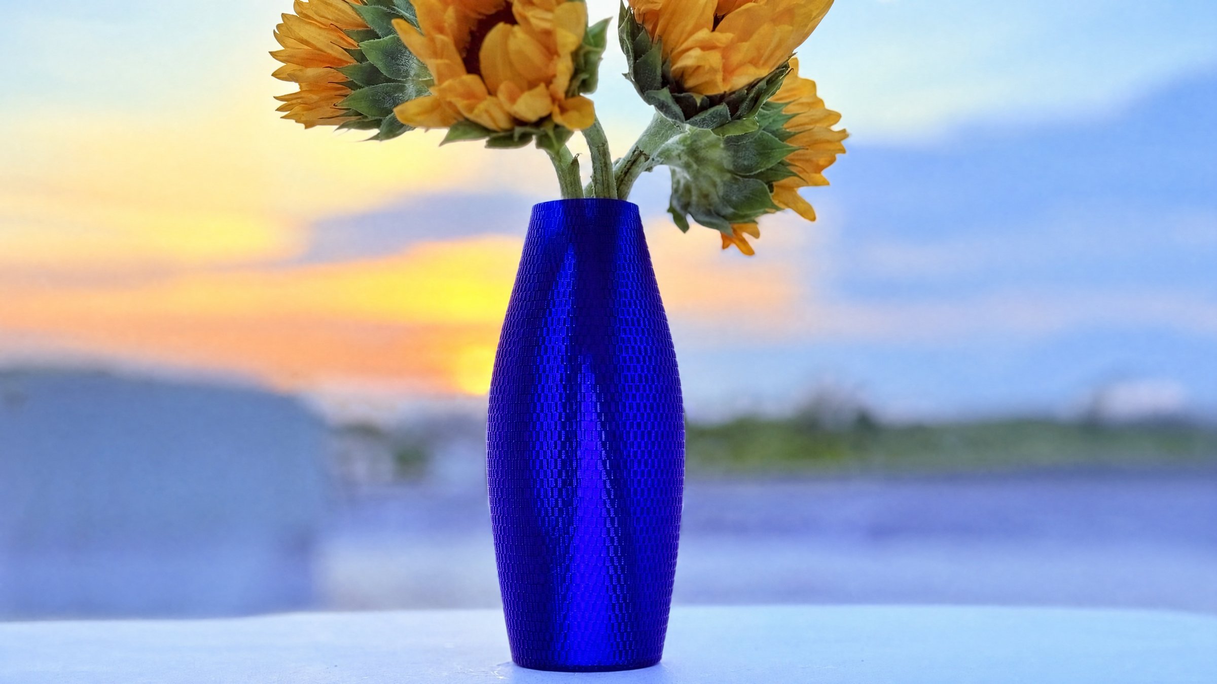 ORIGEN Sapphire vase with sunflowers at sunset